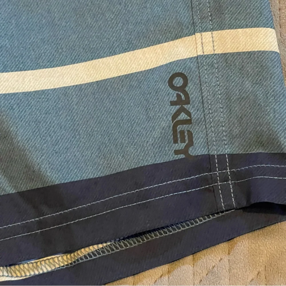 Oakley shorts mens size 30‎ EUC blue/white